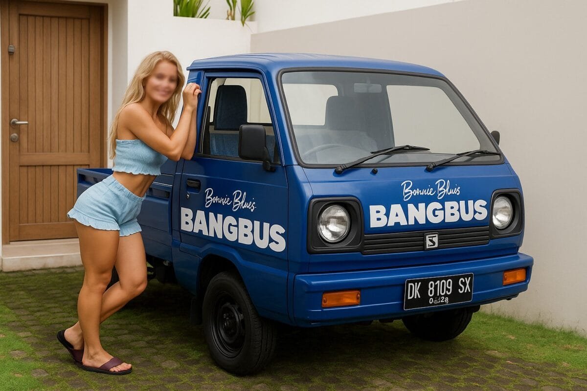 Bonnie Blue lehnt lachend an blauem Minivan mit der Aufschrift Bangbus vor moderner Villa