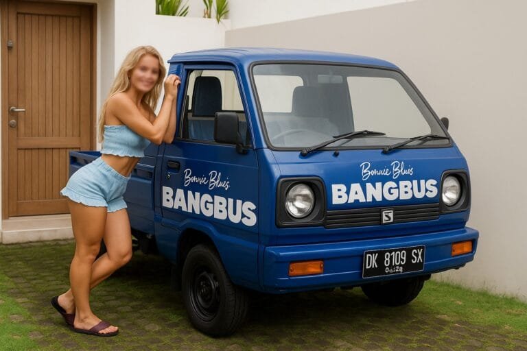Bonnie Blue lehnt lachend an blauem Minivan mit der Aufschrift Bangbus vor moderner Villa